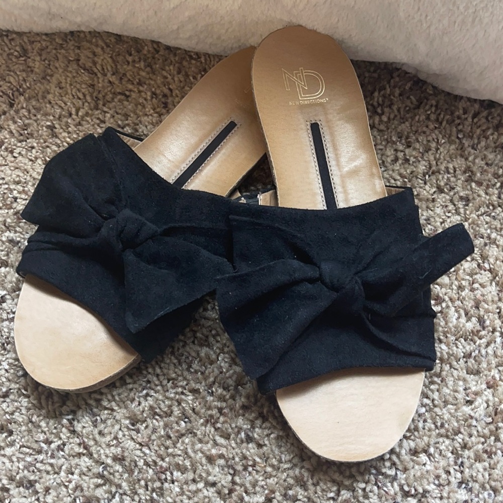 Size 10 New Directions black suede slide with precious bow